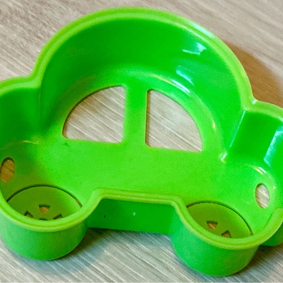 Cartoon Car Sandwich Cutter Mold – Fun Kids Bento Accessory, Green Stencil - Picture 14 of 15